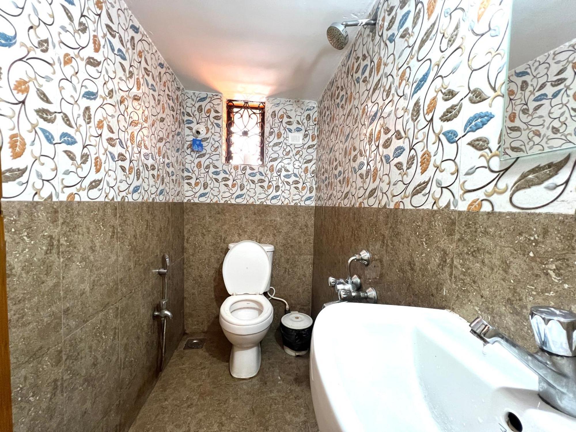 Aura Rooms & Swimming Pool, 卡兰古特 外观 照片